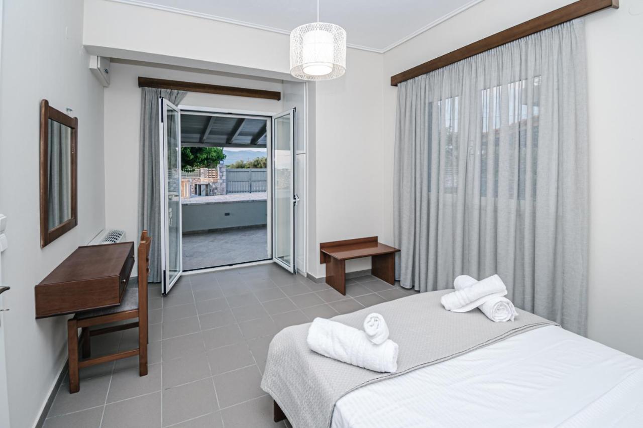 Terra Helios Suites & Studios Kyparissia Habitación foto
